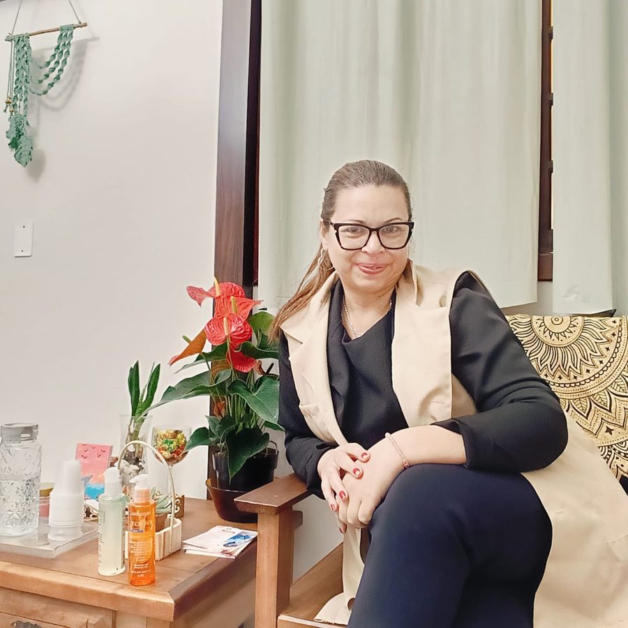 Dra. Liliana Rosa em seu consultório de fisioterapia e estética