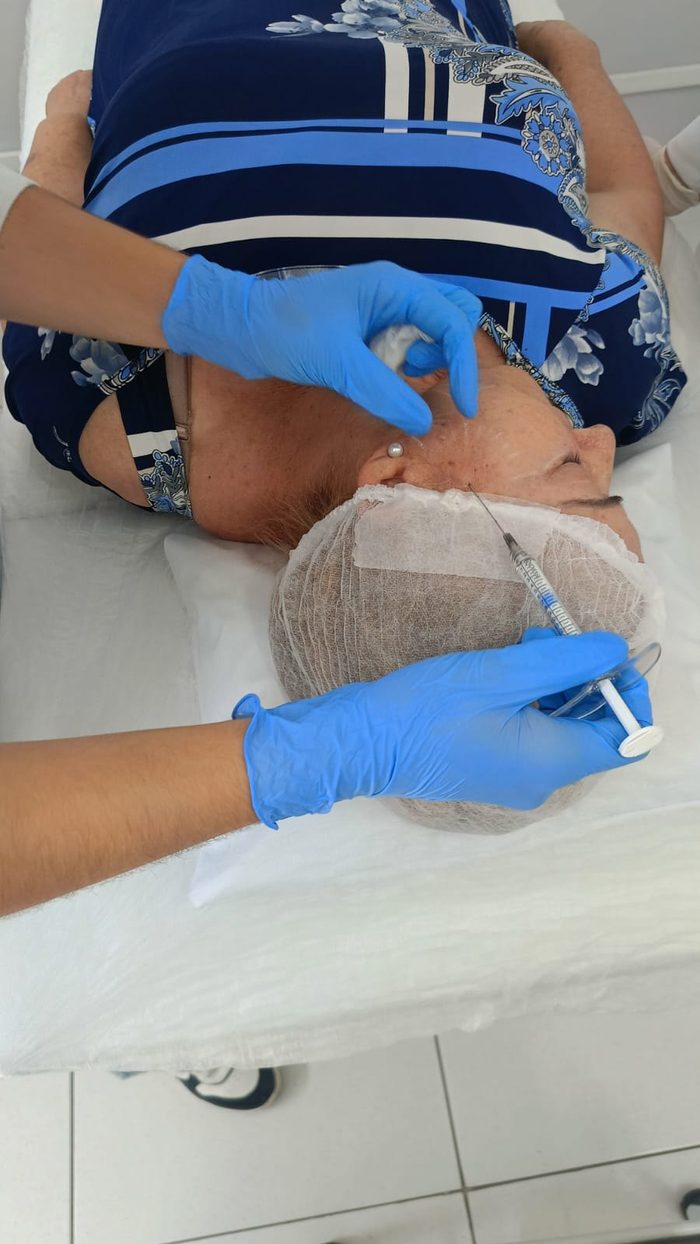Aplicação de procedimento facial com protocolo de biossegurança
